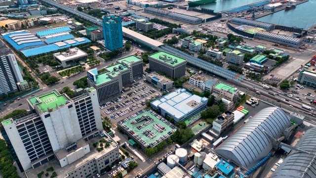 건물이 밀집된 도시의 분주한 교통 상황