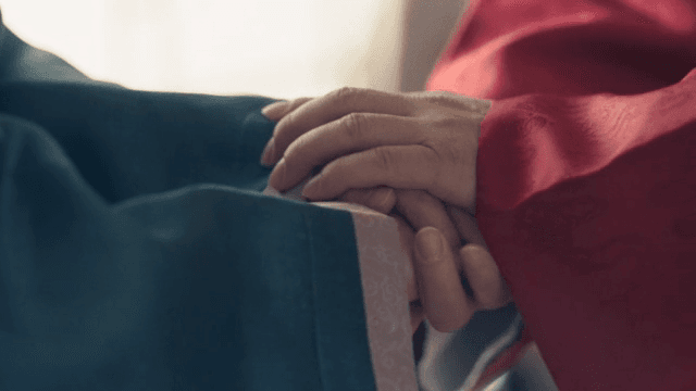 전통 한복을 입은 손