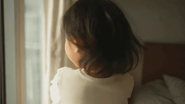 강아지를 안고 웃고 있는 아이