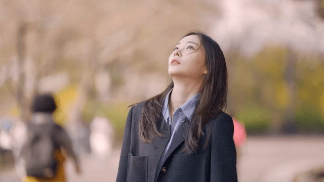 지친 기색이 역력한 공원에서의 여성