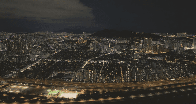 불빛이 반짝이는 밤의 도시 풍경