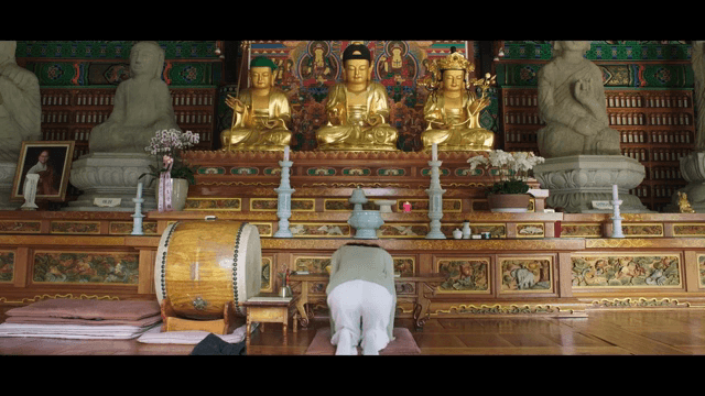 사찰에서 기도하는 사람