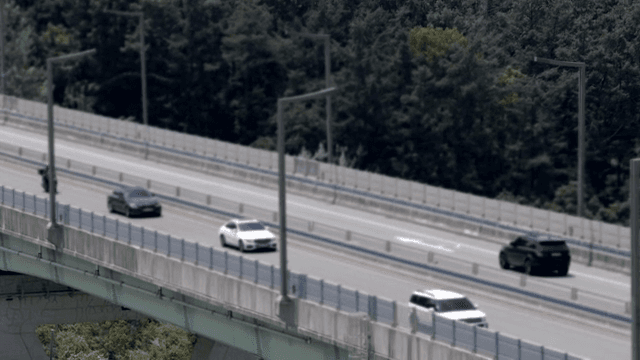 고속도로 다리 위를 달리는 자동차들