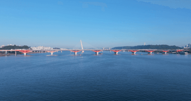 넓은 강을 잇는 다리