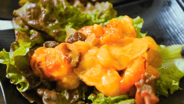 상추 위에 제공된 신선한 멍게