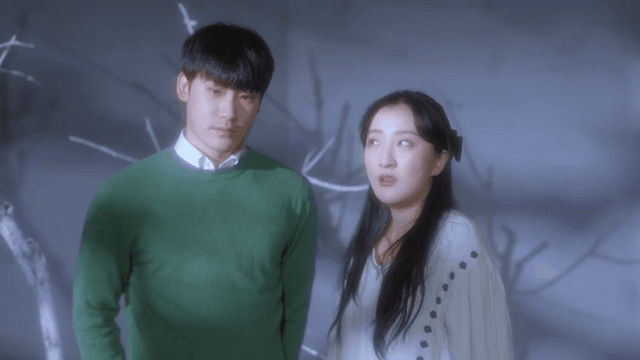 어이 없는 표정으로 누군가와 대화하는 커플