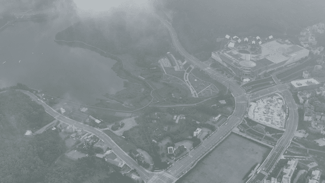 도로와 녹지가 있는 도시의 항공 뷰