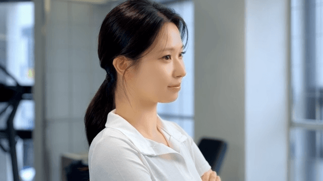 헬스장에서 미소짓는 젊은 여성의 옆모습