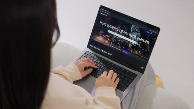 노트북으로 인터넷 검색하는 여자