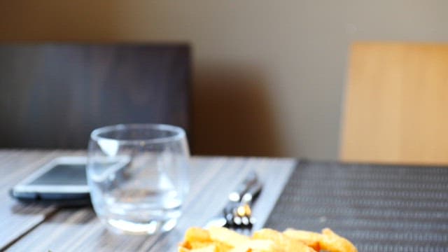 감자튀김이 곁들여진 맛있는 스테이크 접시