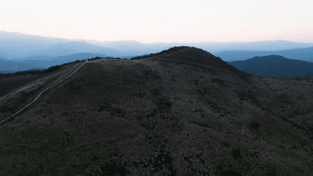 안개가 낀 새벽 산 풍경