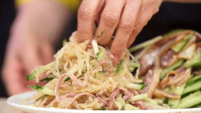 Preparing chilled braised pig's feet salad