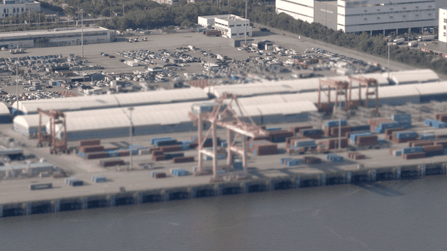 컨테이너와 크레인이 있는 바쁜 항구