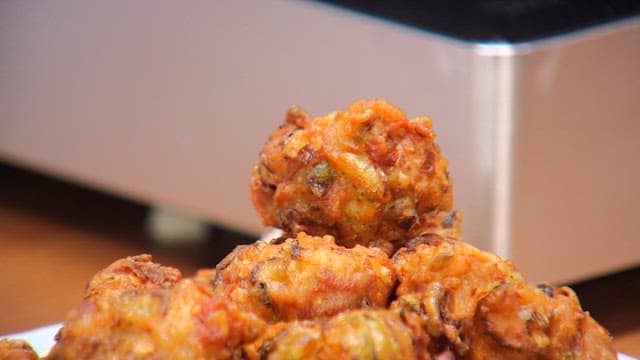 접시에 담긴 황금빛 돼지고기 튀김