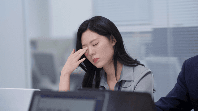피곤해하는 사무실 속 직원