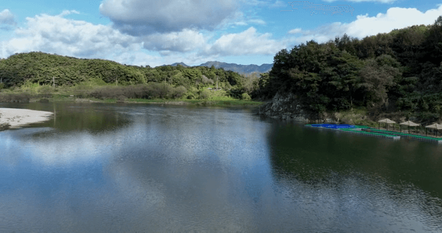 푸른 숲으로 둘러싸인 고요한 호수