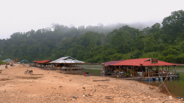 강가에 떠있는 수상 가옥들