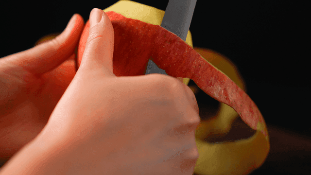 칼로 사과 껍질을 벗기기