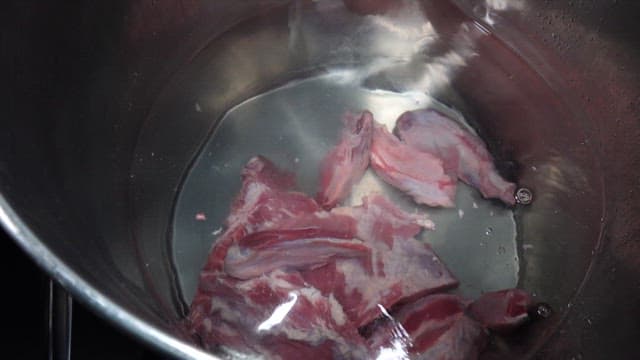 주방 냄비에들어가는 신선한 고기 조각