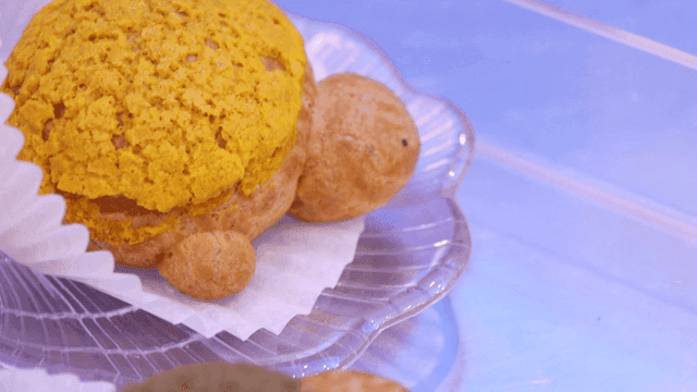 진열된 다양한 색상의 소보로빵