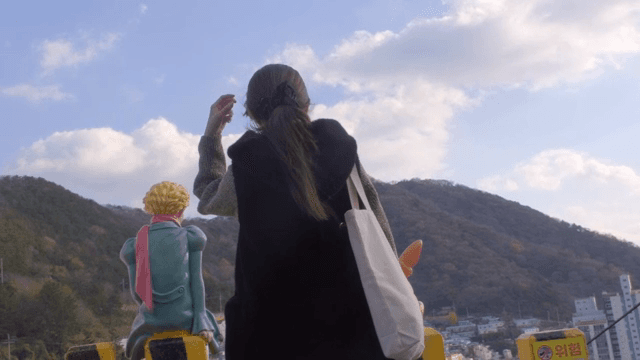 여성이 산 경치를 바라보는 모습