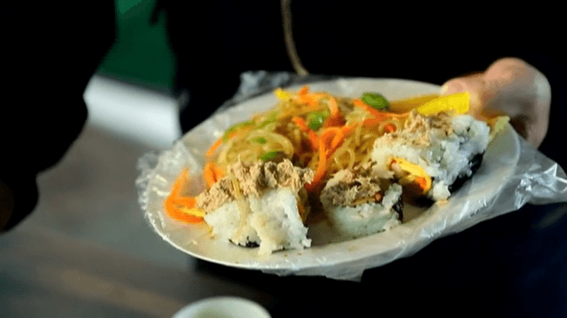 김밥과 잡채가 담긴 한 접시