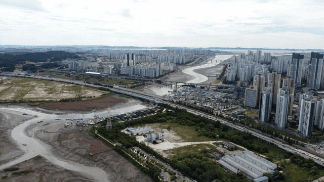 Vast city landscape with flowing river.