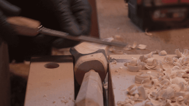 끌로 다듬어지는 나무 스쿱