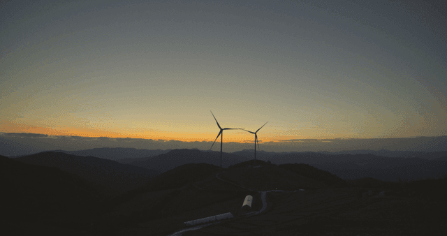 산 위의 일출과 풍력 터빈