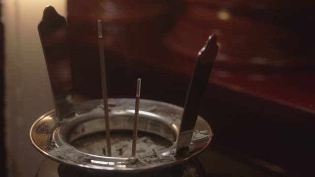 제사에 사용되는 향로에서 타고 있는 향