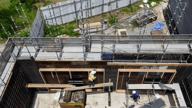 철근과 거푸집으로 구성된 건설 현장의 모습