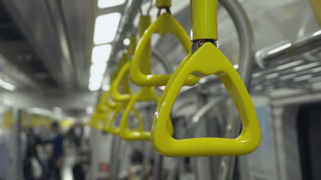 노란 손잡이가 있는 지하철 내부