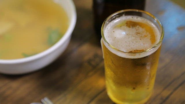 테이블 위의 맥주와 골뱅이무침