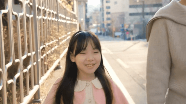 엄마와 함께 하교하는 아이