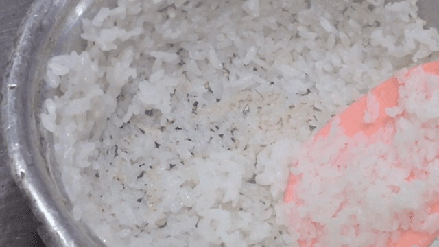 Rice grains stuck to the surface of the pot