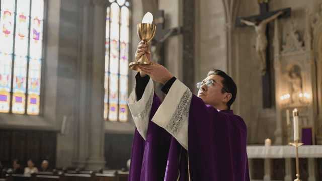 성당에서 성배를 든 신부