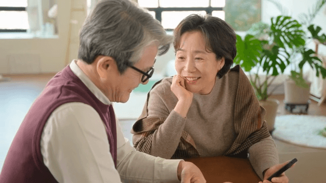 실내에서 영상통화를 하는 노부부