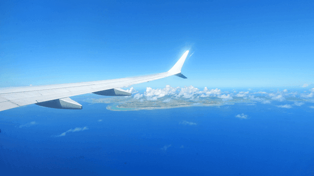 비행기에서 본 바다와 육지