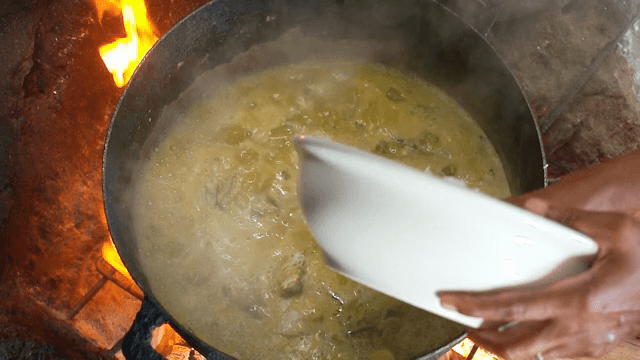 끓는 스튜에 쌀을 넣는 장면