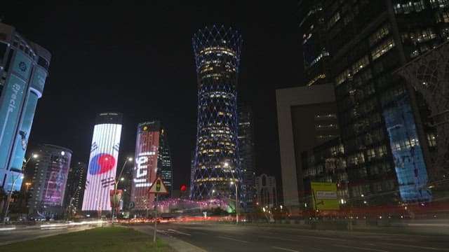 번화한 도시의 밤과 빛나는 고층 빌딩들