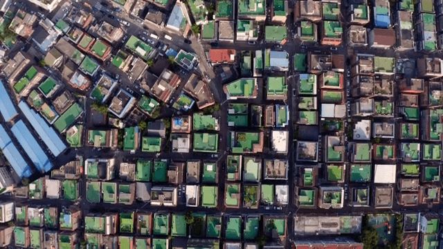 밀집된 주거 지역의 항공 뷰