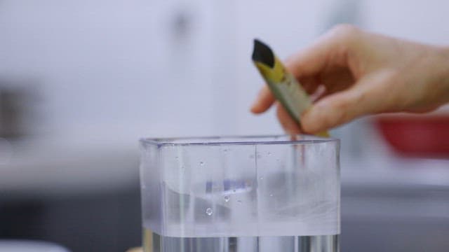 물에 레몬즙을 타는 손