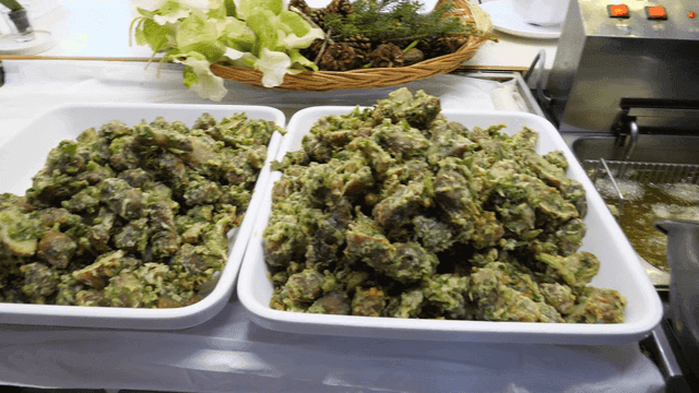 Green vegetables and fried Jerusalem artichokes