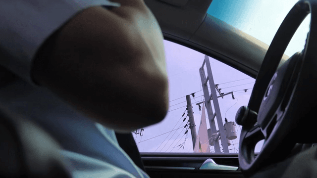 차 안에서 휴대폰을 사용하는 사람