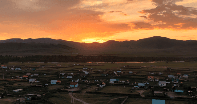 산과 함께한 시골 마을의 일몰
