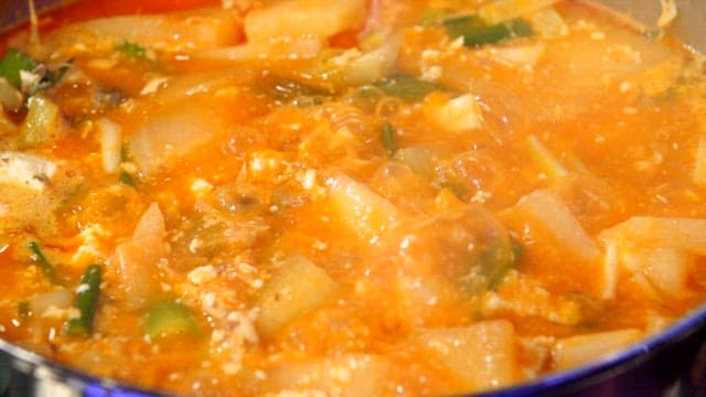 냄비에서 끓고 있는 해물탕