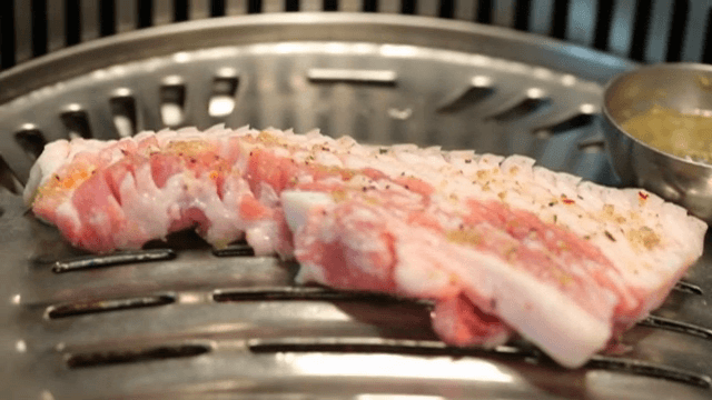 바비큐 그릴에서 삼겹살 굽기