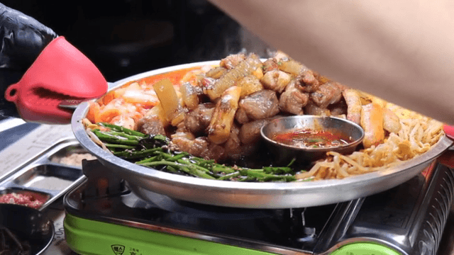 야채와 함께 지글거리는 한국식 바비큐