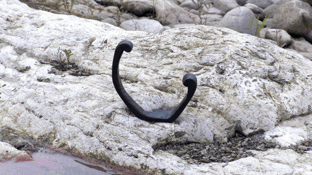 바위 지형 위의 검은 나무 조각품