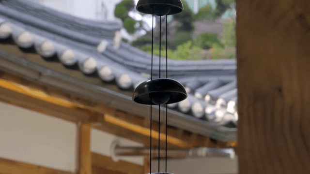 전통 한옥에 걸린 벨